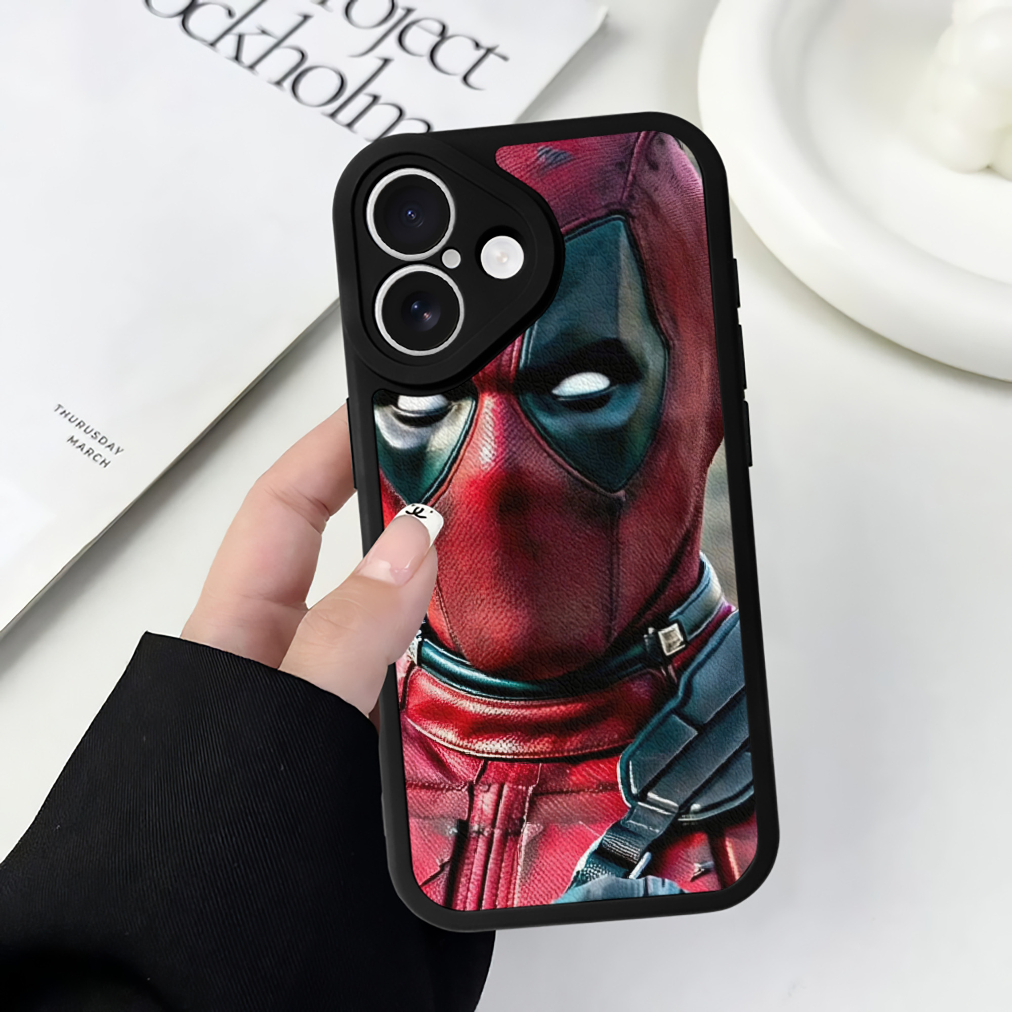 （画像用） Deadpool デッドプール 【iPhone 16シリーズ対応】シリコンスマホケース（レザー調） 材質：シリコン